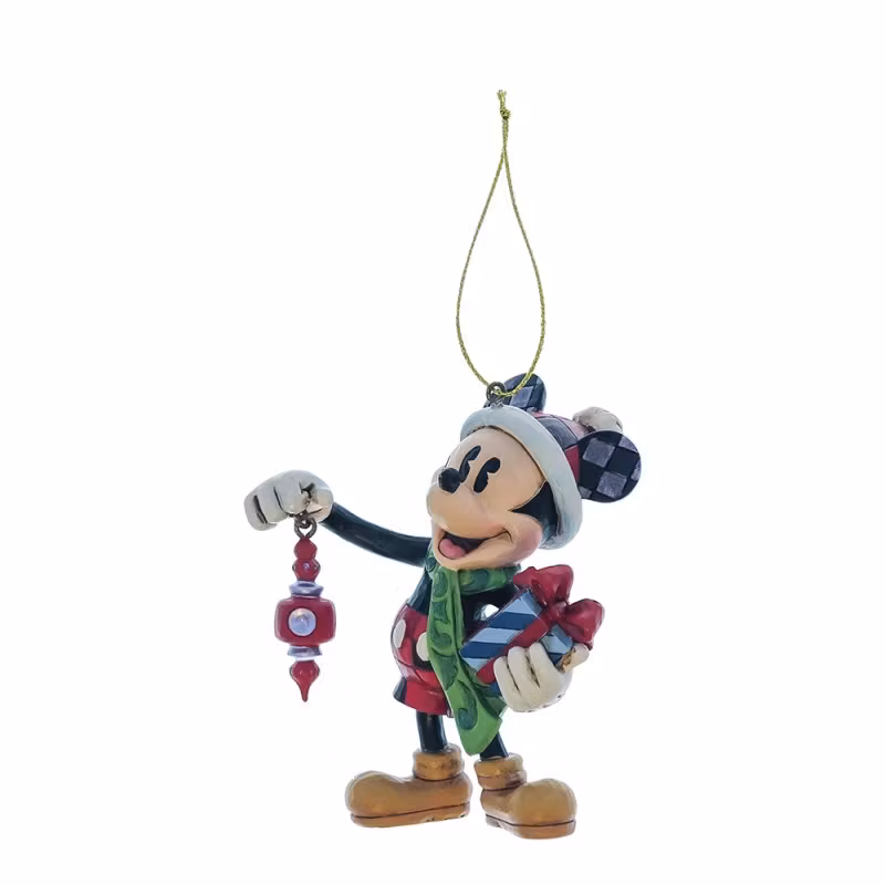 Mikke holder julepynt for oppheng