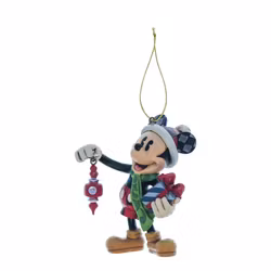 Mikke holder julepynt for oppheng