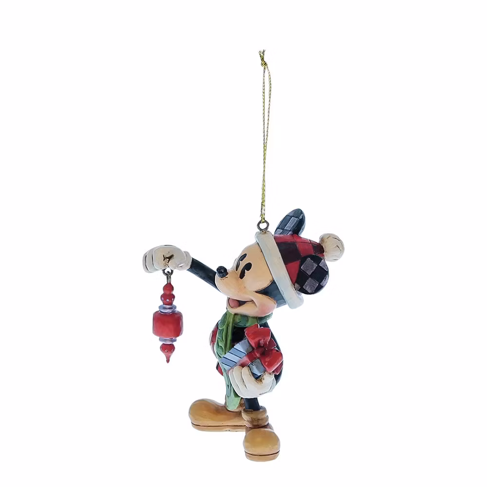 Mikke holder julepynt for oppheng