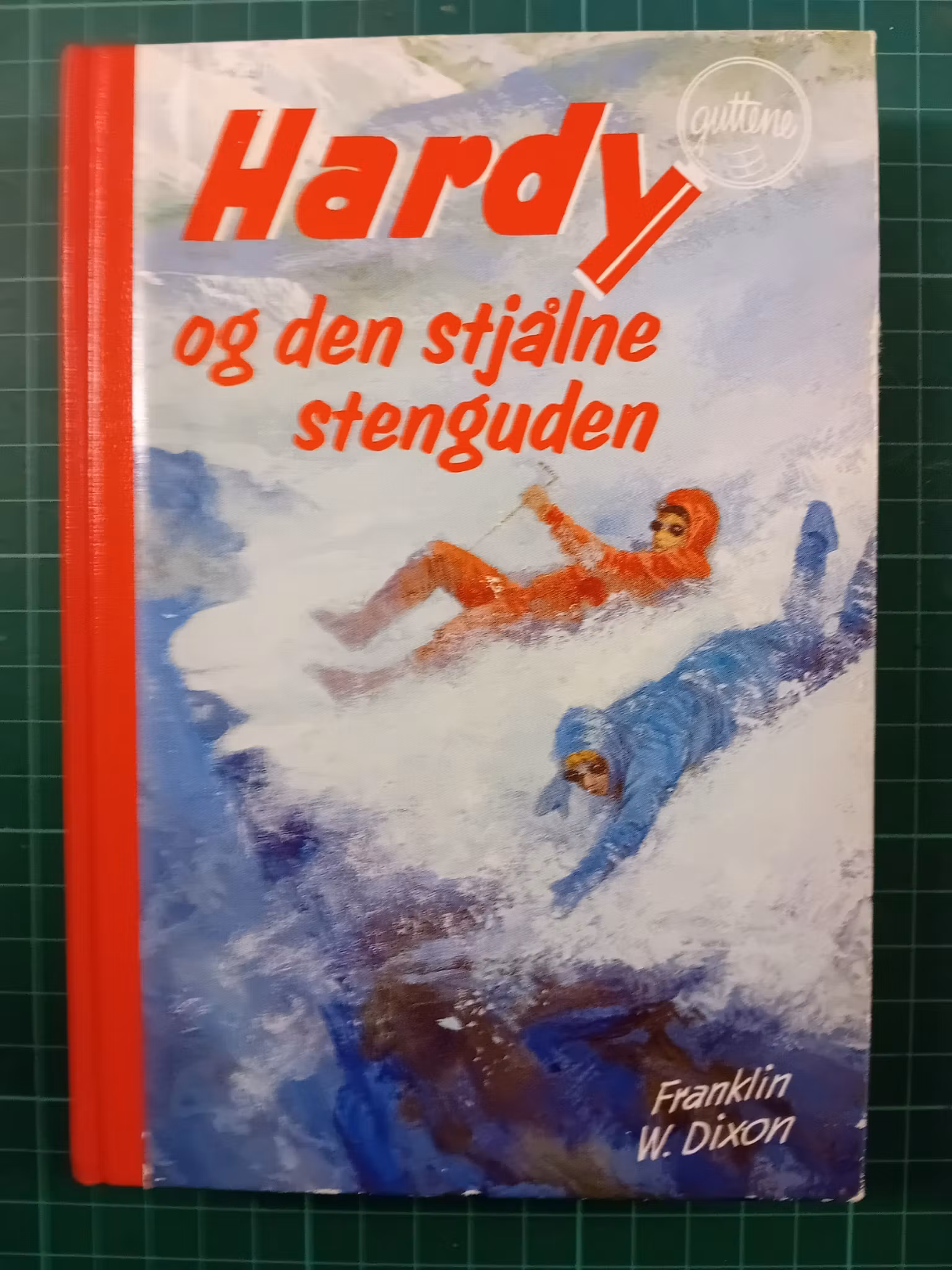 077 Hardy-guttene og den stjålne stenguden