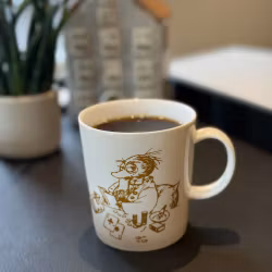 Flåklypa porselenkopp - Solan spiller poker 330ml