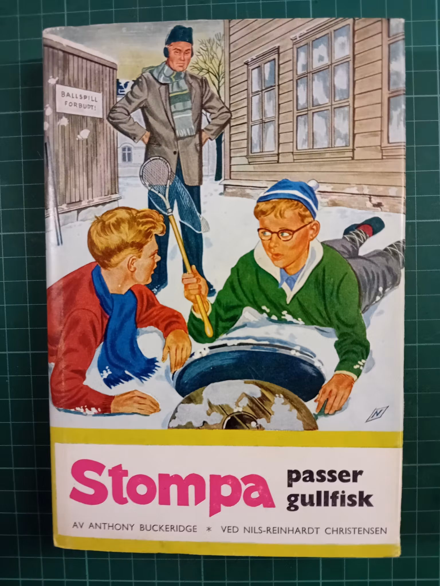 Bok nr 03 Stompa passer gullfisk