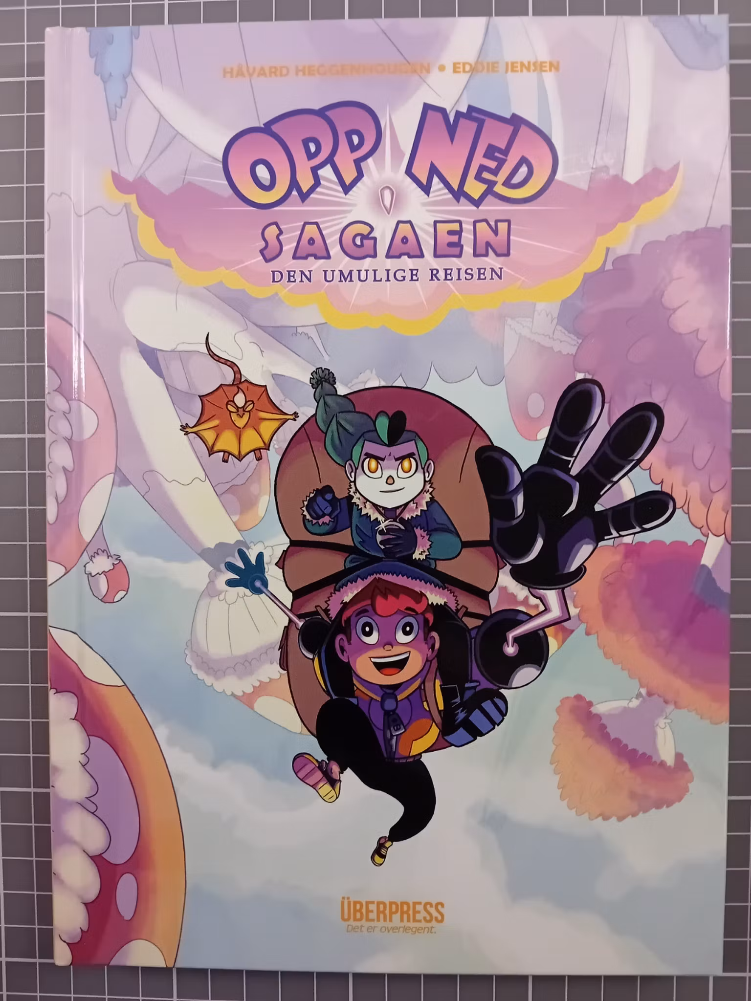 Opp ned sagaen bok 1 Den umulige reisen (Signert og A5 poster)