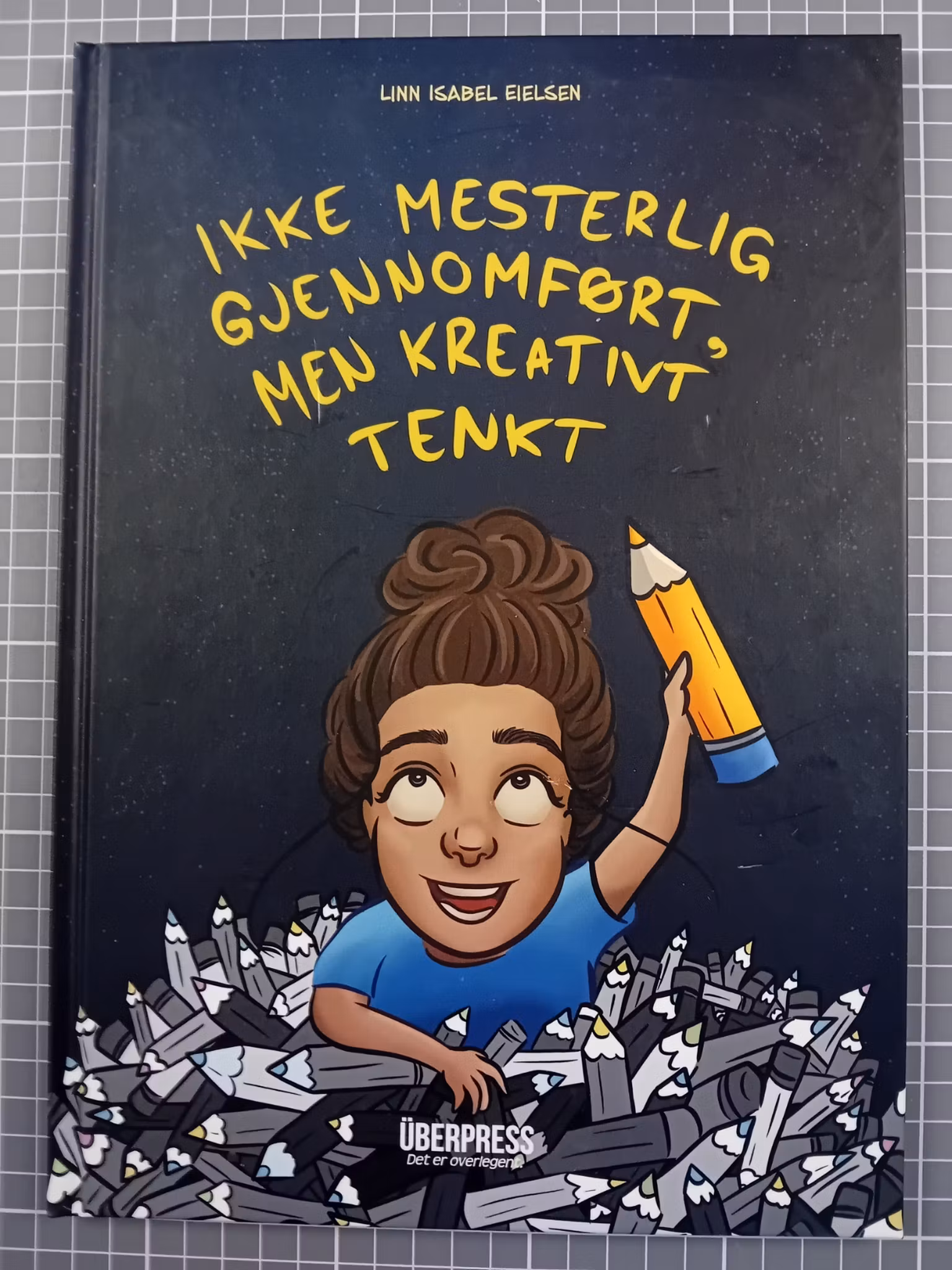 Ikke mesterlig gjennomført, men kreativt tenkt (Med signert hilsen og tegning)