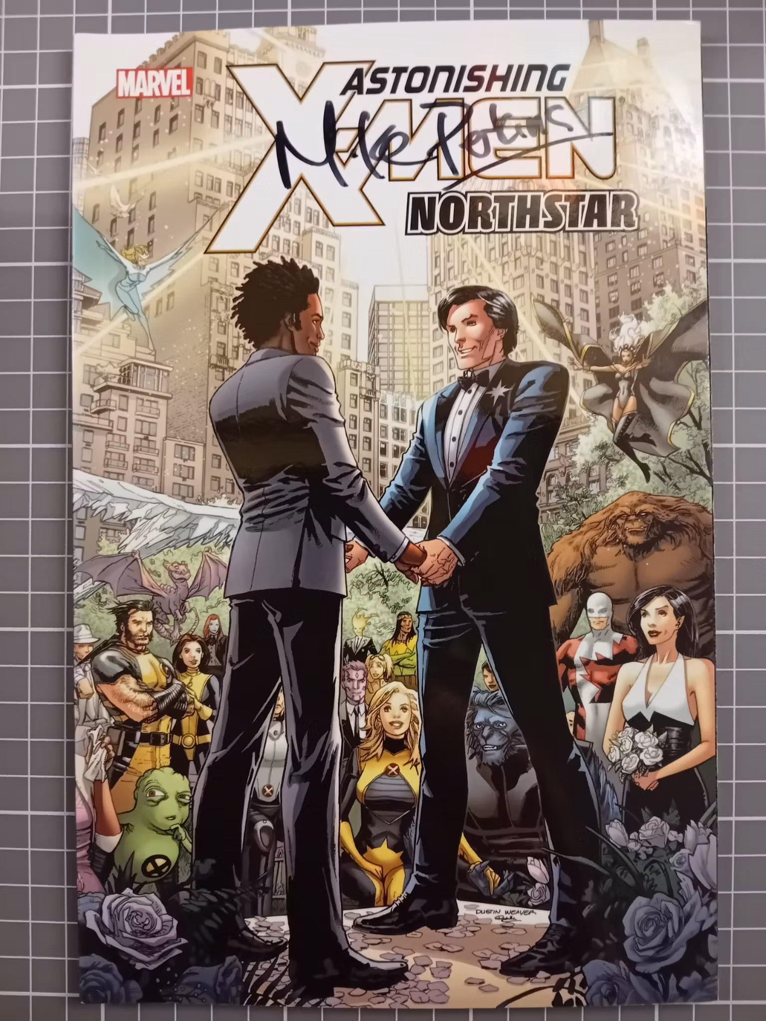 Astonishing X-Men vol 10 (signert Mike Perkins)