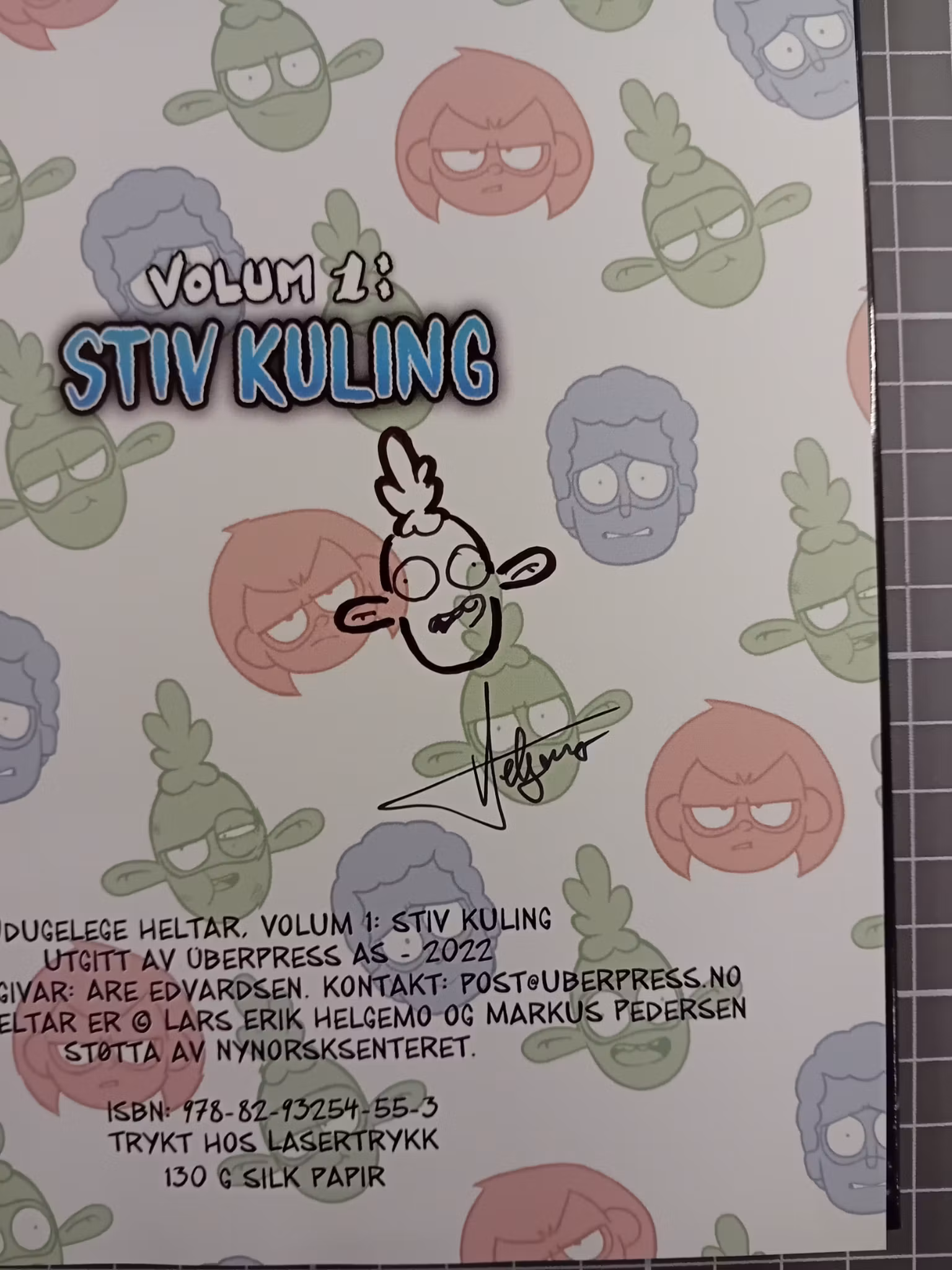 Udugelege Heltar vol 1 Stiv kuling m/trykk og signert tegning