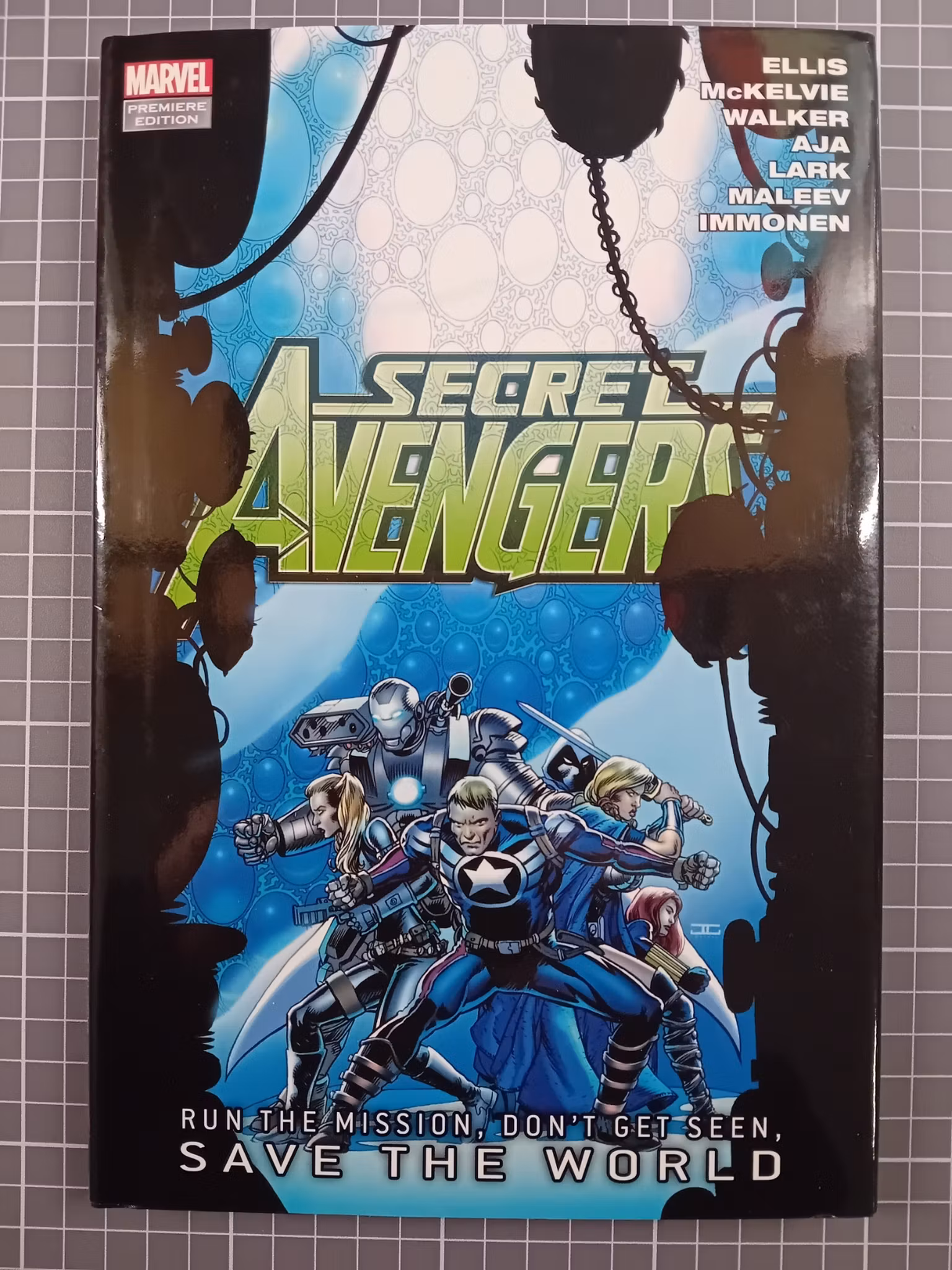 Secret Avengers Run the mission, Don't get seen, save the world (Hardcover)