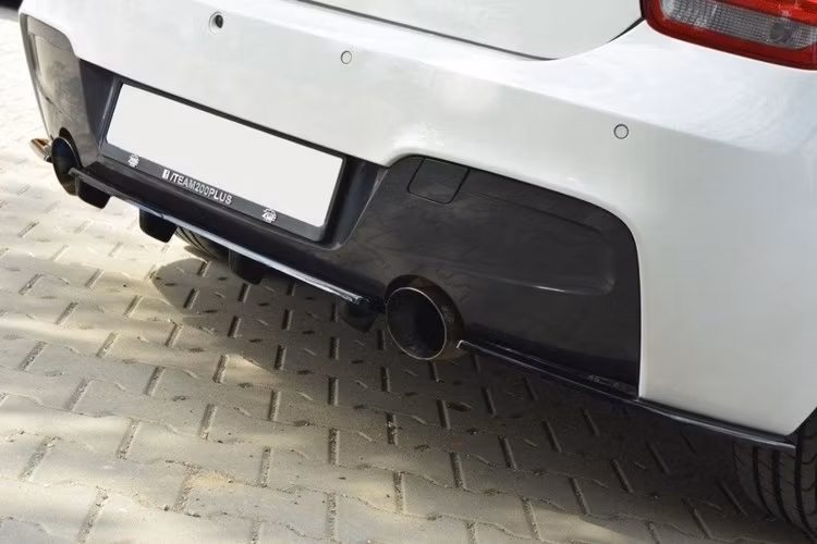 CENTRAL BAKRE SPLITTER BMW 1 F20 / F21 M-POWER (MED VERTIKALA STÄNGER)