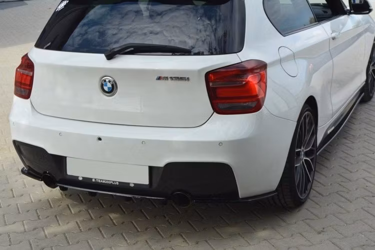 CENTRAL BAKRE SPLITTER BMW 1 F20 / F21 M-POWER (MED VERTIKALA STÄNGER)
