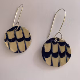 Örhängen i stengodslera.