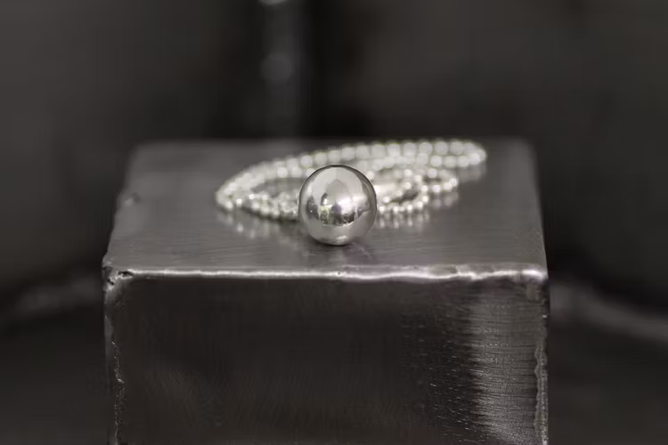 PENDANT - Silverhalsband med gjuten blank kula