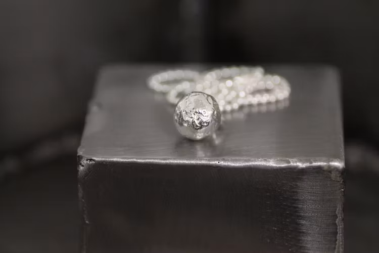 PLANET EARTH - Silverhalsband med gjuten kula med yta