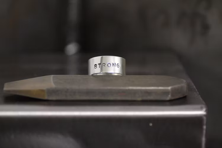 STRONG - Silverring med text "STRONG"