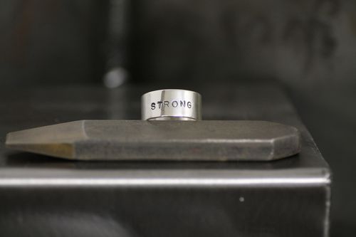 STRONG - Silverring med text "STRONG"