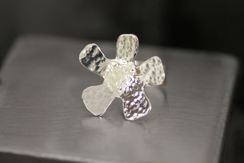ANEMON - Silvering med stor, hamrad "havsanemon"