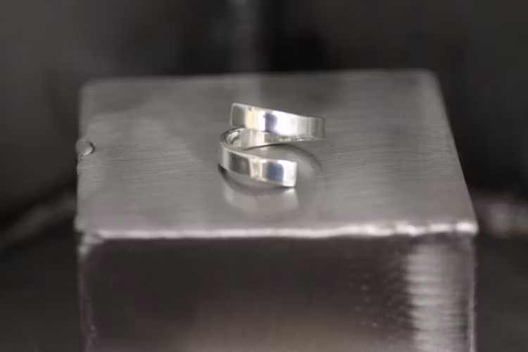 TWISTED - Spiralformad omlottring i silver
