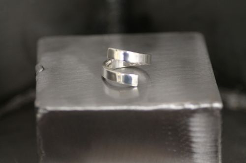 TWISTED - Spiralformad omlottring i silver