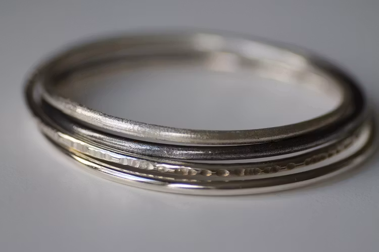 CIRCLE- Armring i silver med olika ytor