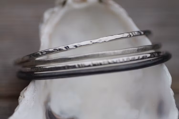 CIRCLE- Armring i silver med olika ytor