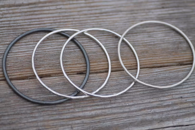 CIRCLE- Armring i silver med olika ytor