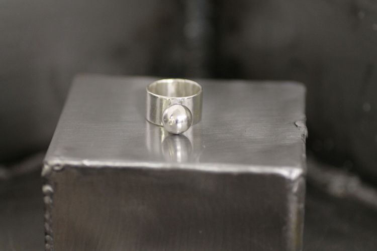 FUN - Bred silverring med silverkula