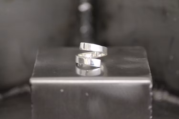 TWISTED - Spiralformad omlottring i silver