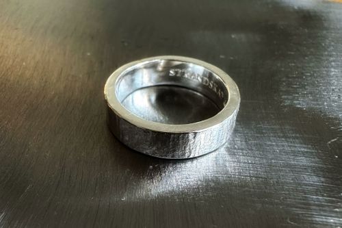 UNDER YTAN  - hamrad ring i 925silver