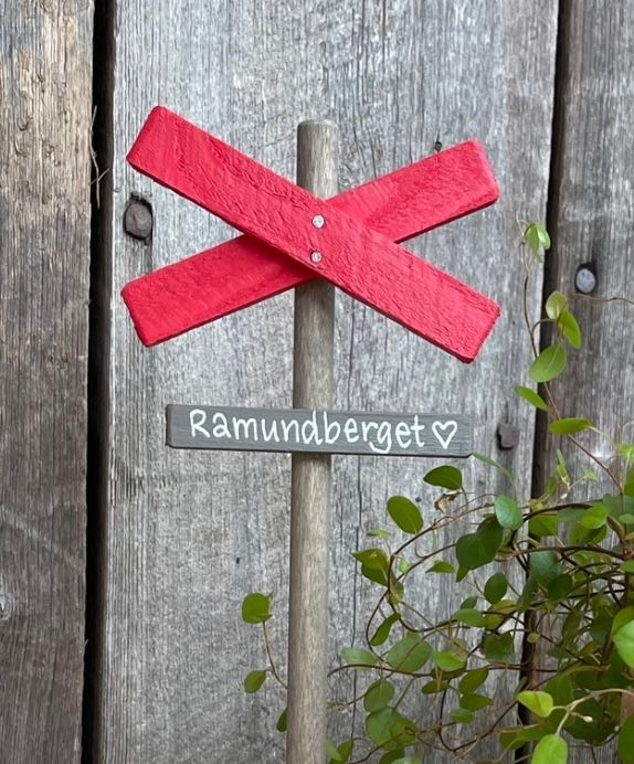 Ledkryss på träfot -egen text-