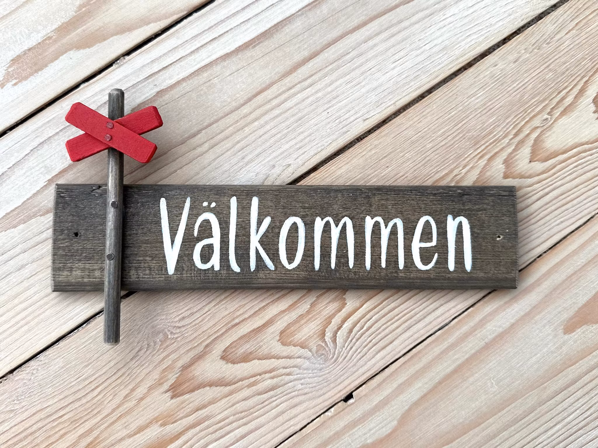 Välkommenskylt i trä ledkryss