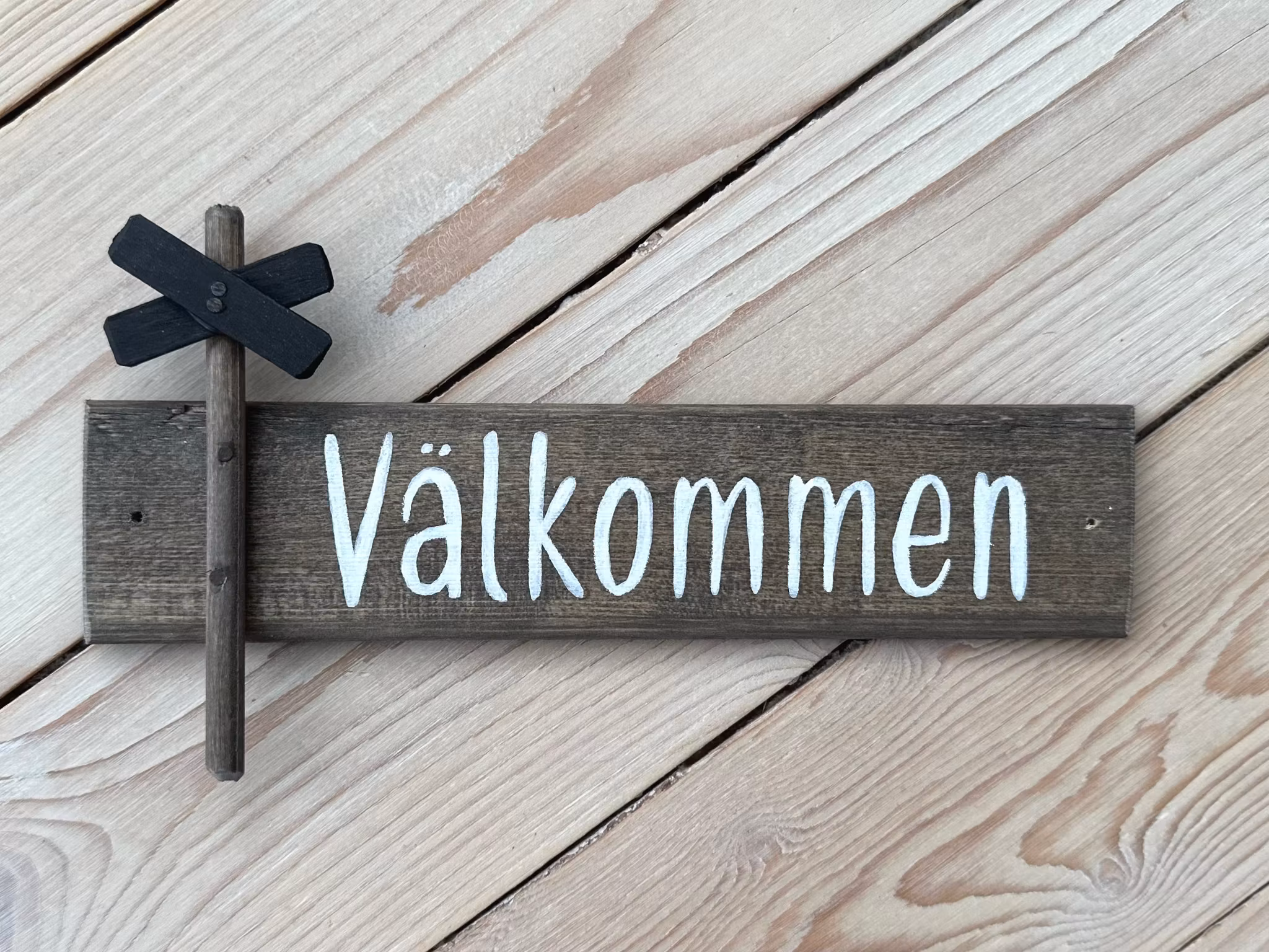Välkommenskylt i trä ledkryss
