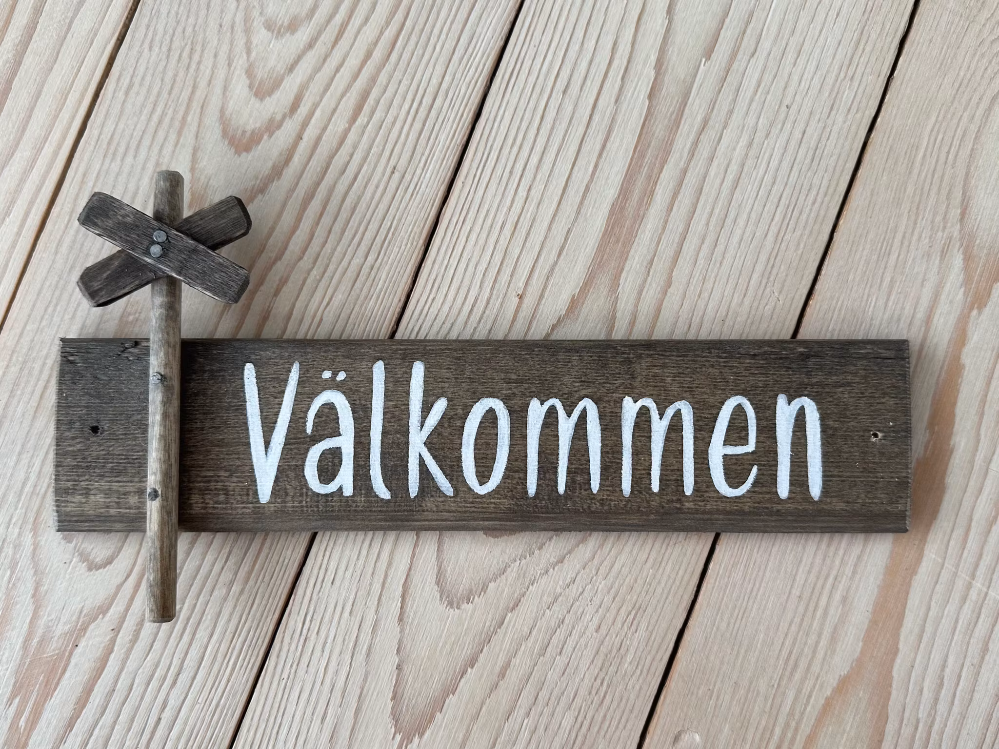 Välkommenskylt i trä ledkryss