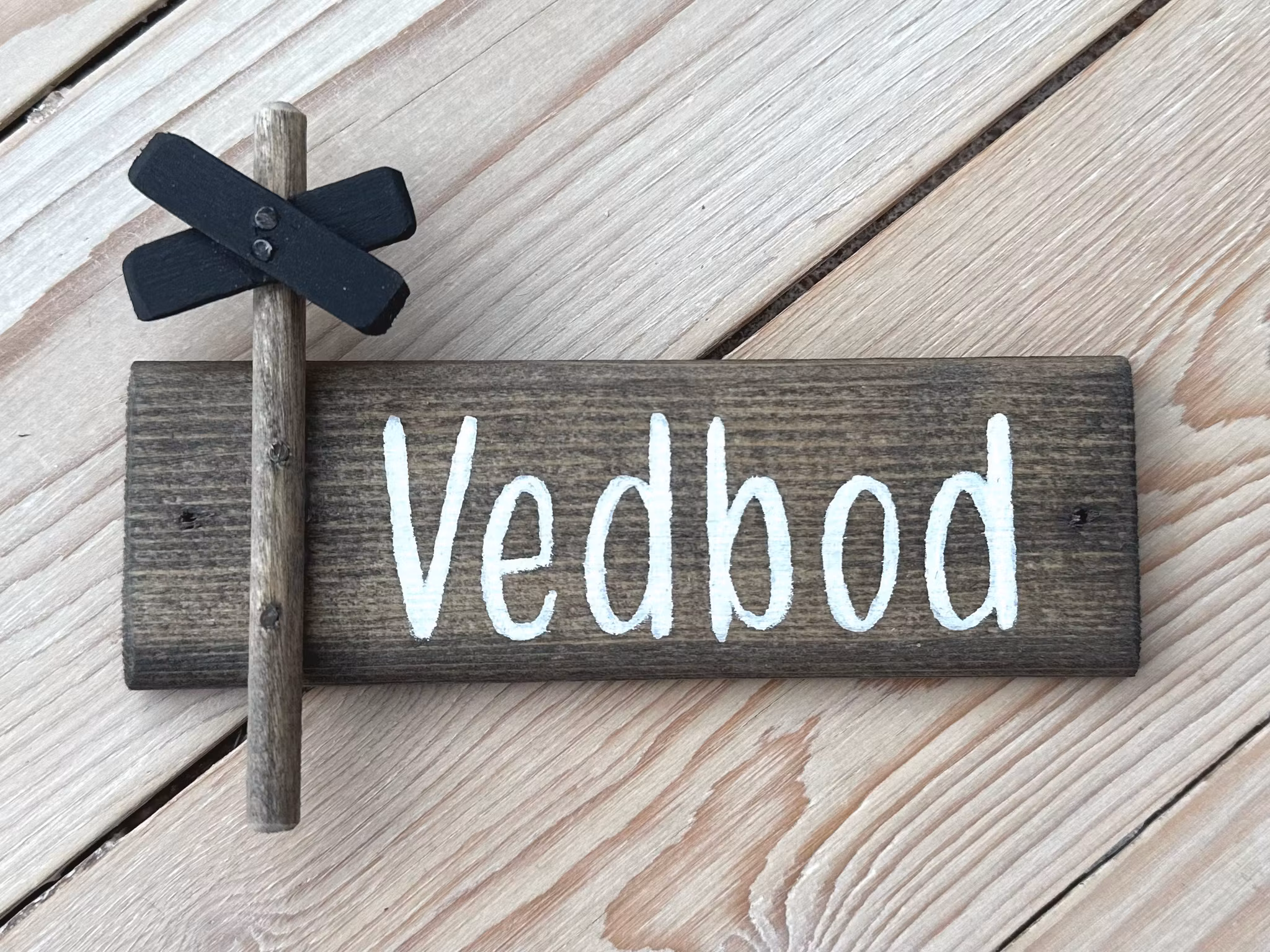 Träskylt Vedbod - Ledkryss