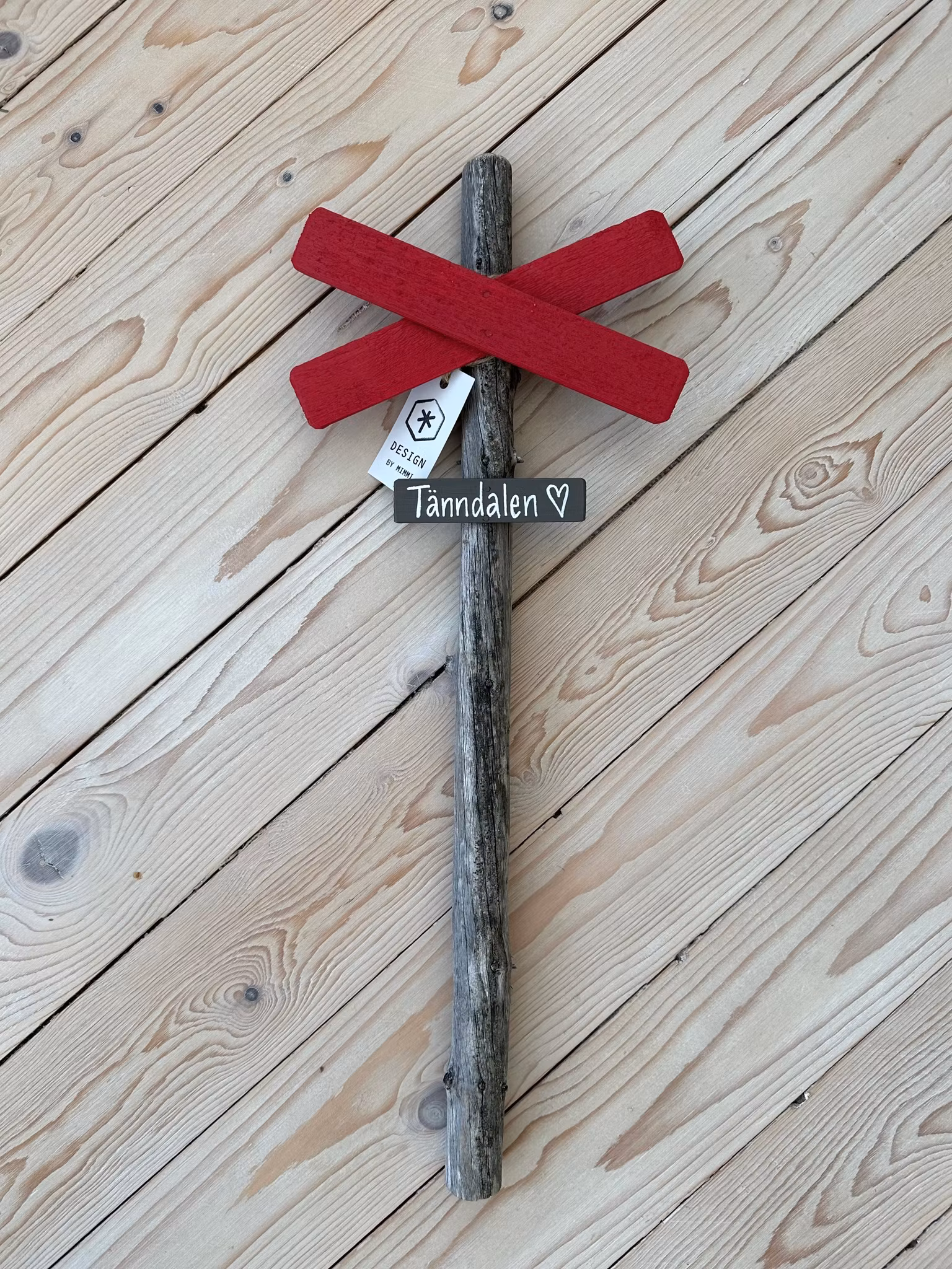 Väggskylt Ledkryss  "Mellan” -Egen text-3 färger
