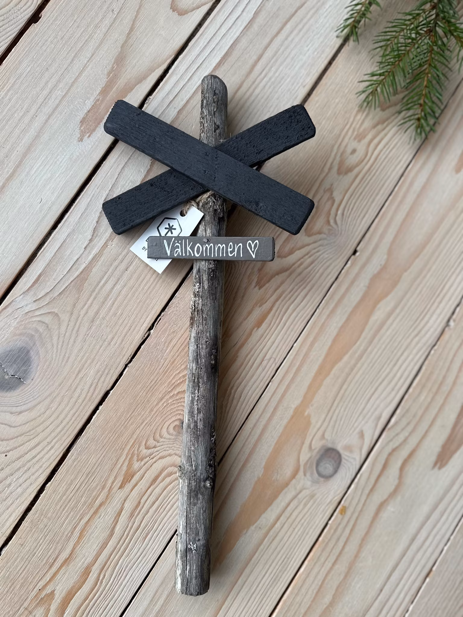 Väggskylt Ledkryss " Liten ” - Egen text - 3 färger