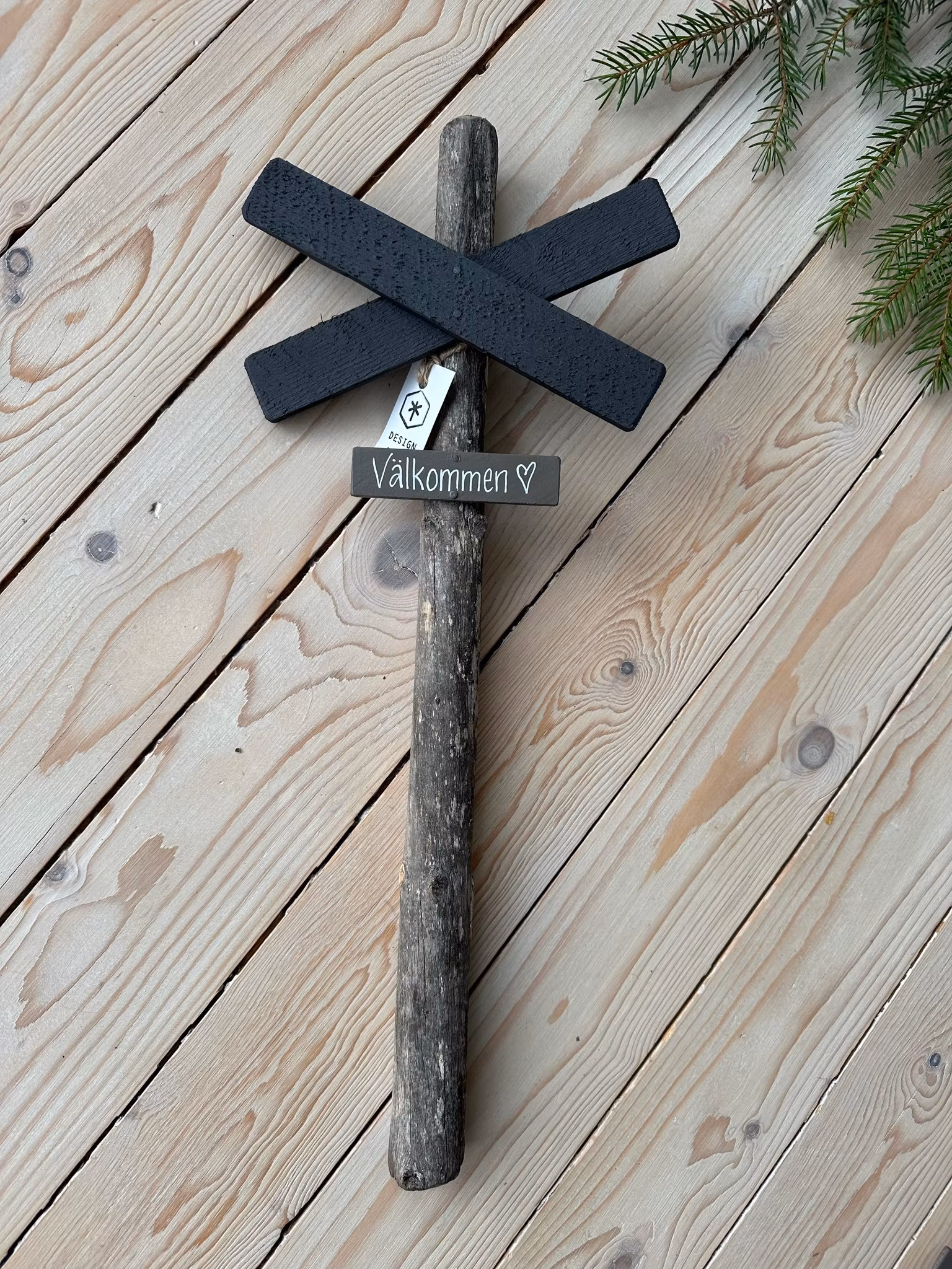 Väggskylt Ledkryss  "Mellan” -Egen text-3 färger