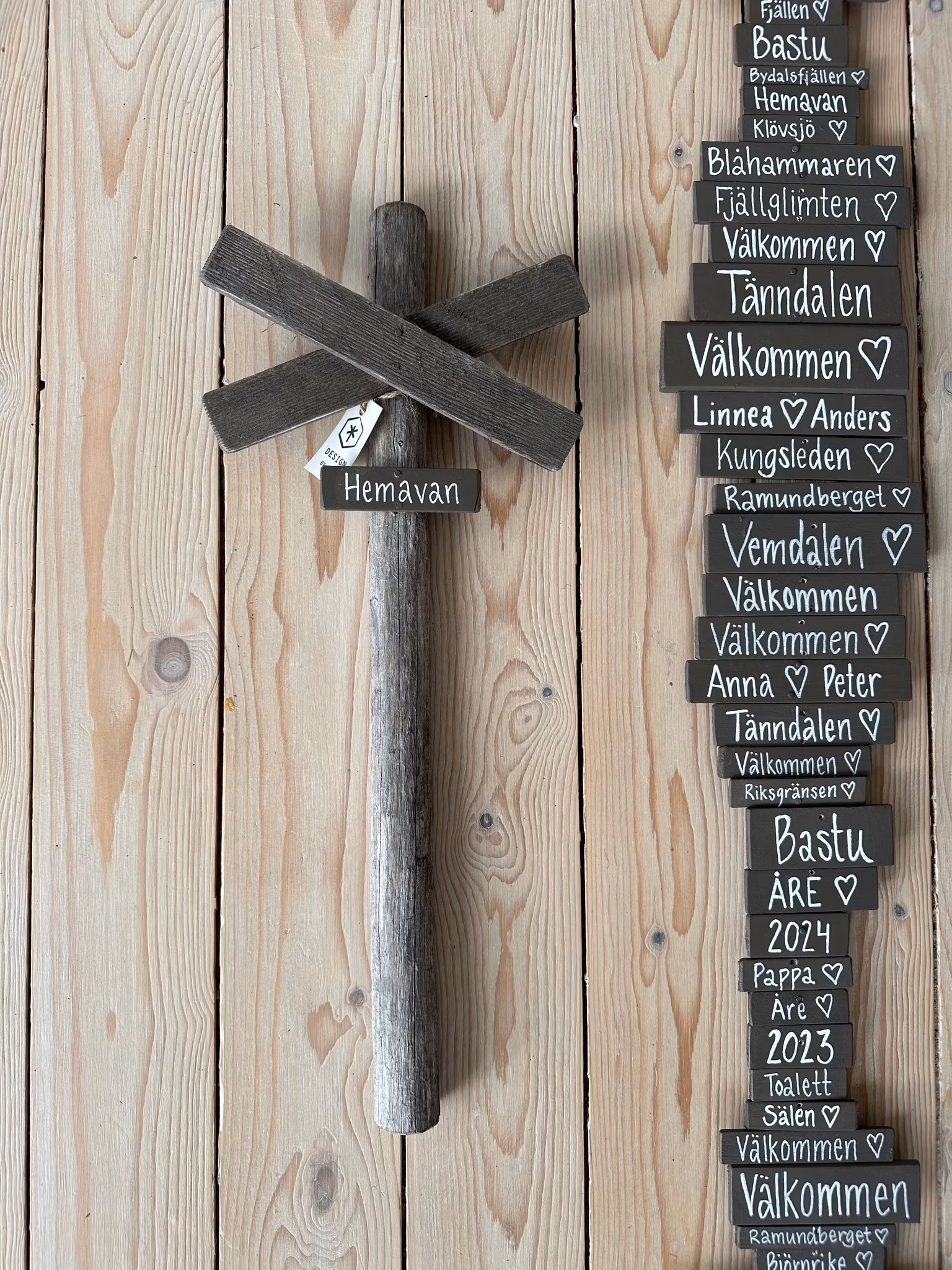 Väggskylt Ledkryss  "Mellan” -Egen text-3 färger