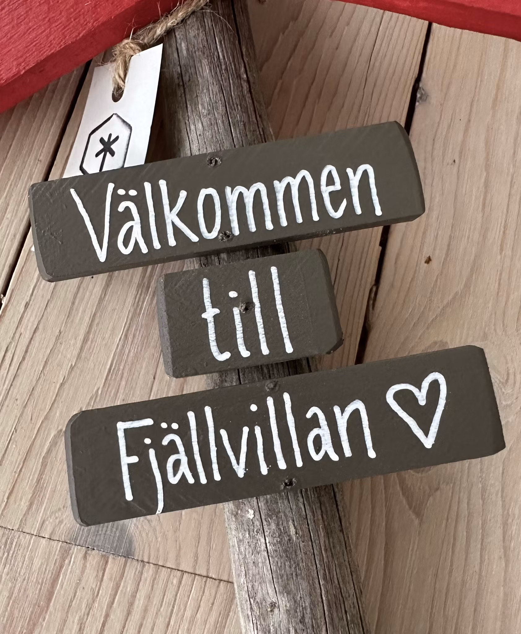 Väggskylt Ledkryss  "Mellan” -Egen text-3 färger