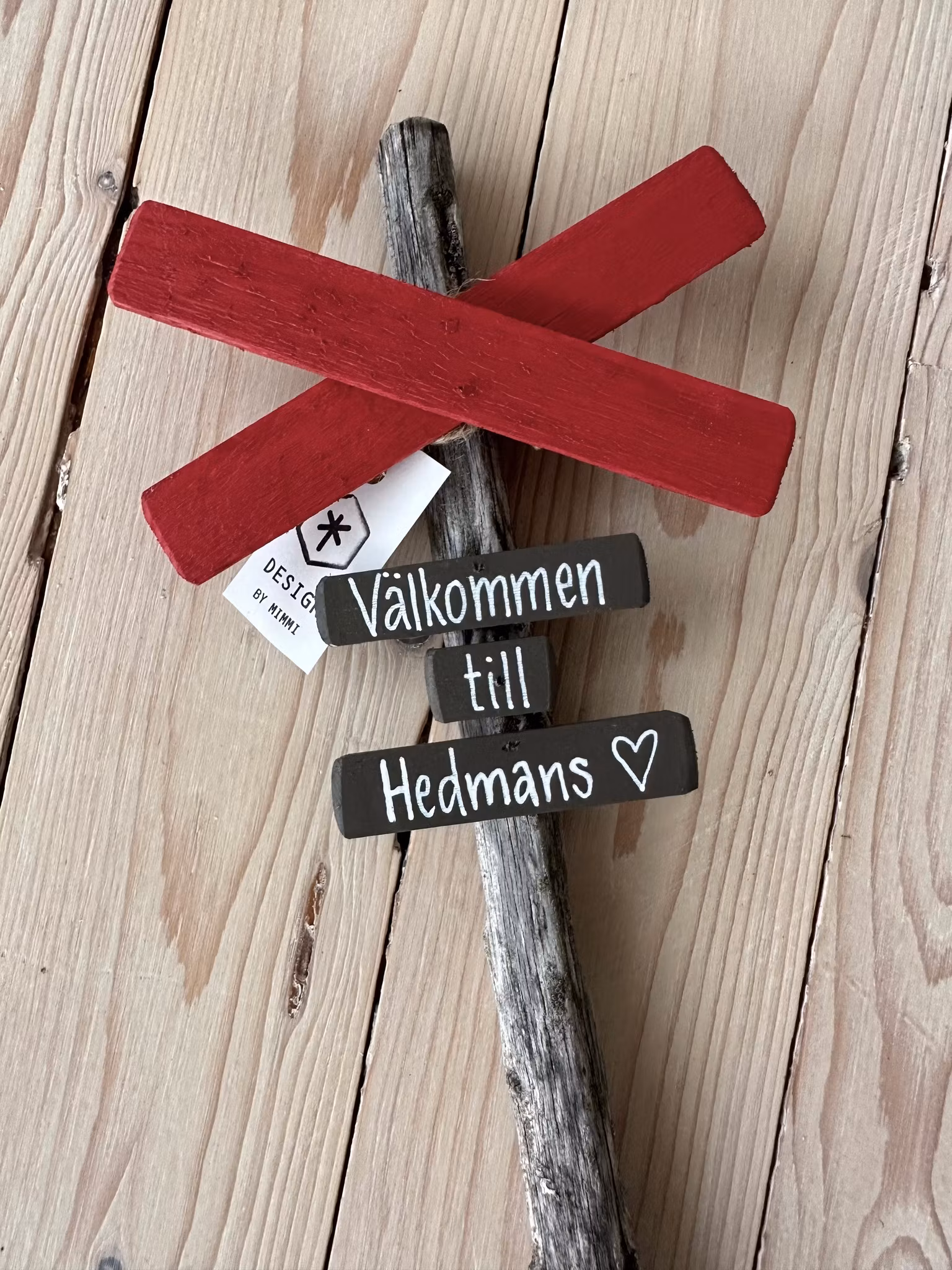 Väggskylt Ledkryss " Liten ” - Egen text - 3 färger