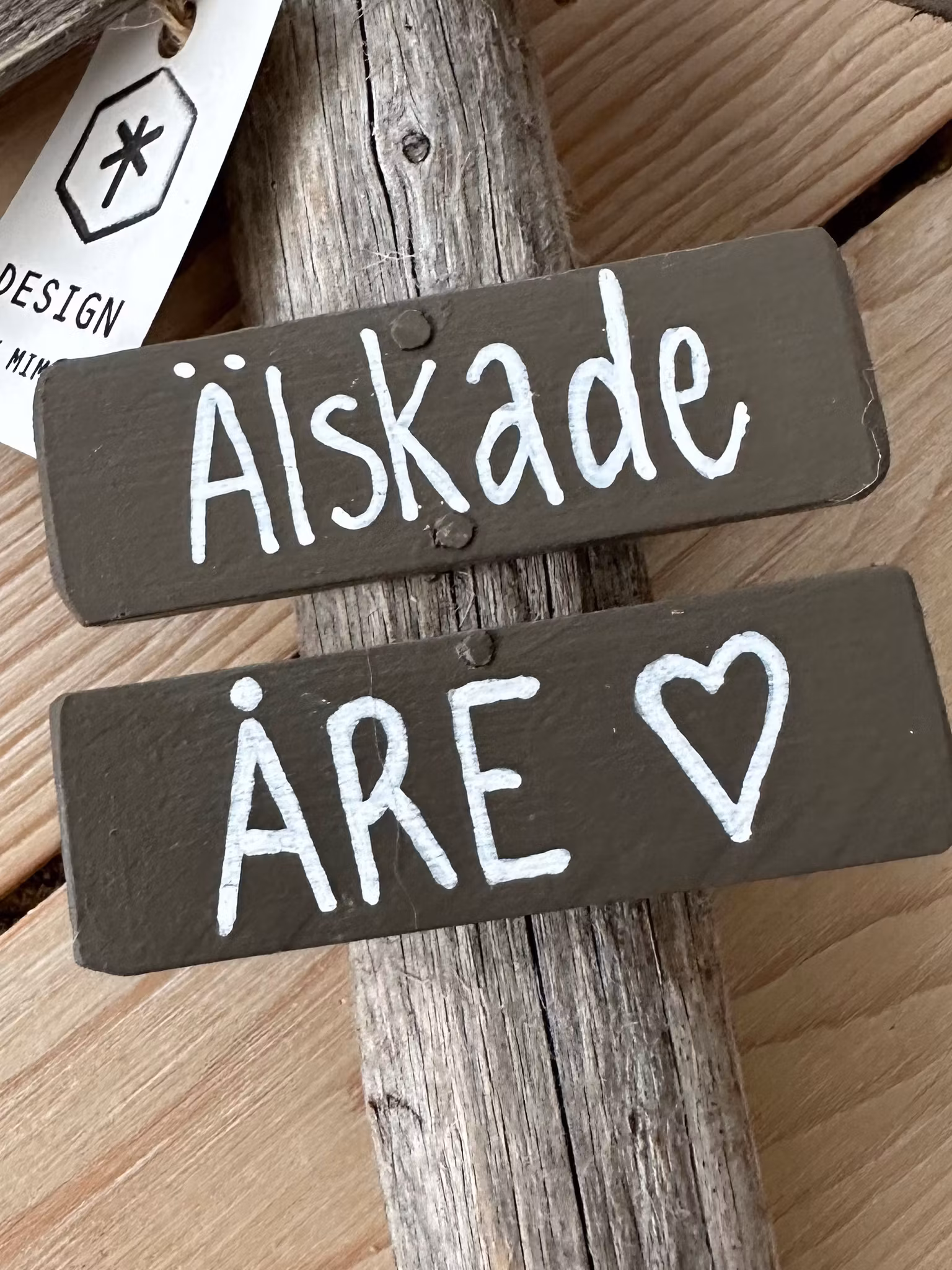 Väggskylt Ledkryss  "Mellan” -Egen text-3 färger