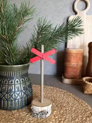 Litet Ledkryss på träfot.