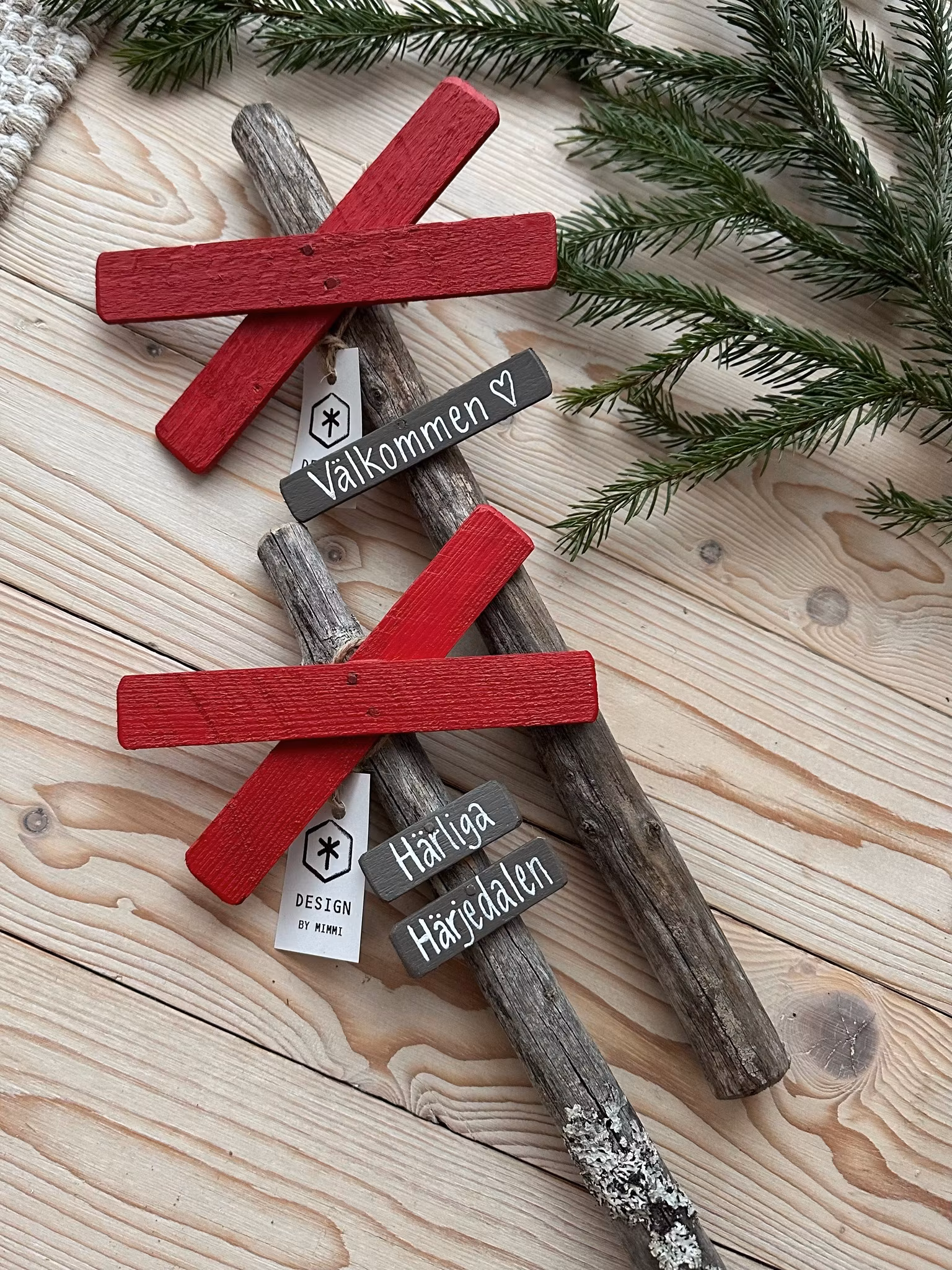 Väggskylt Ledkryss " Liten ” - Egen text - 3 färger