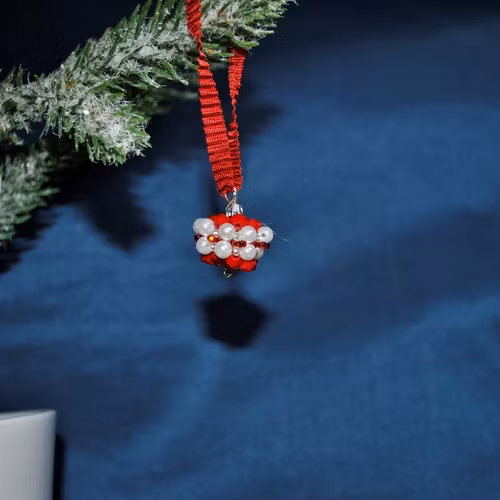 Julkula gjord med glaspärlor - röd och vit