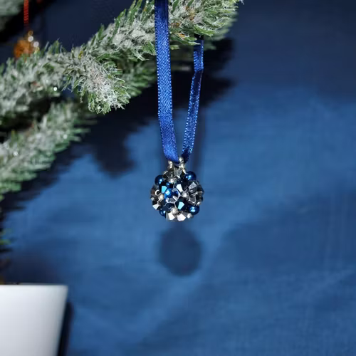 Julkula gjord med glaspärlor - blå och silver