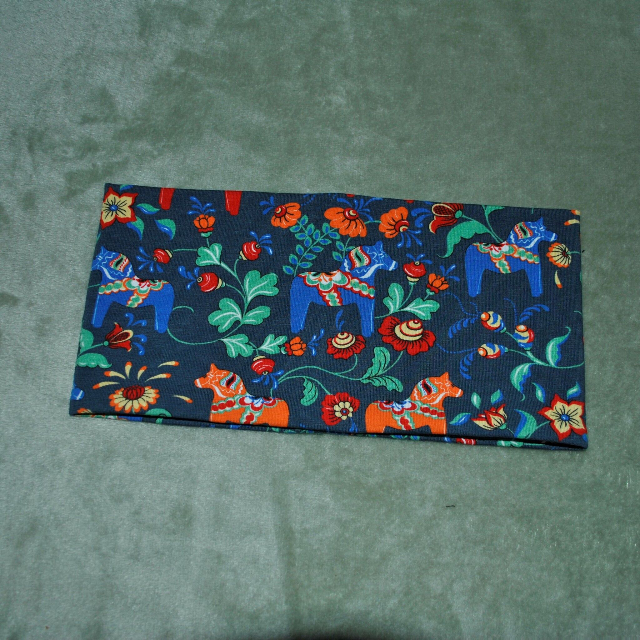 Stuvbit - 60 x 55 cm färgglada dalahästar