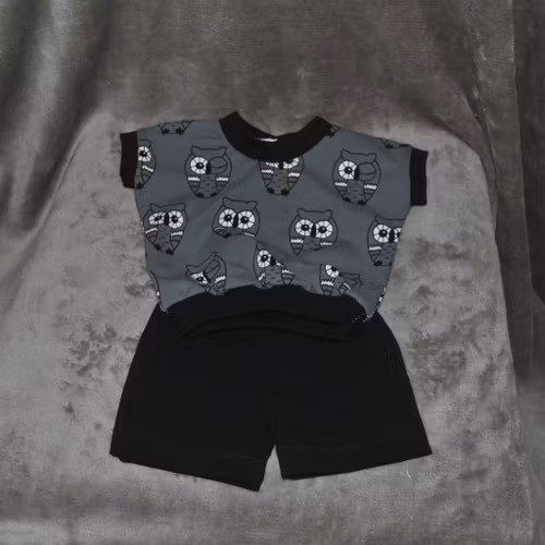 Dock - T-shirt med ugglor o svarta shorts stl 44-45 cm