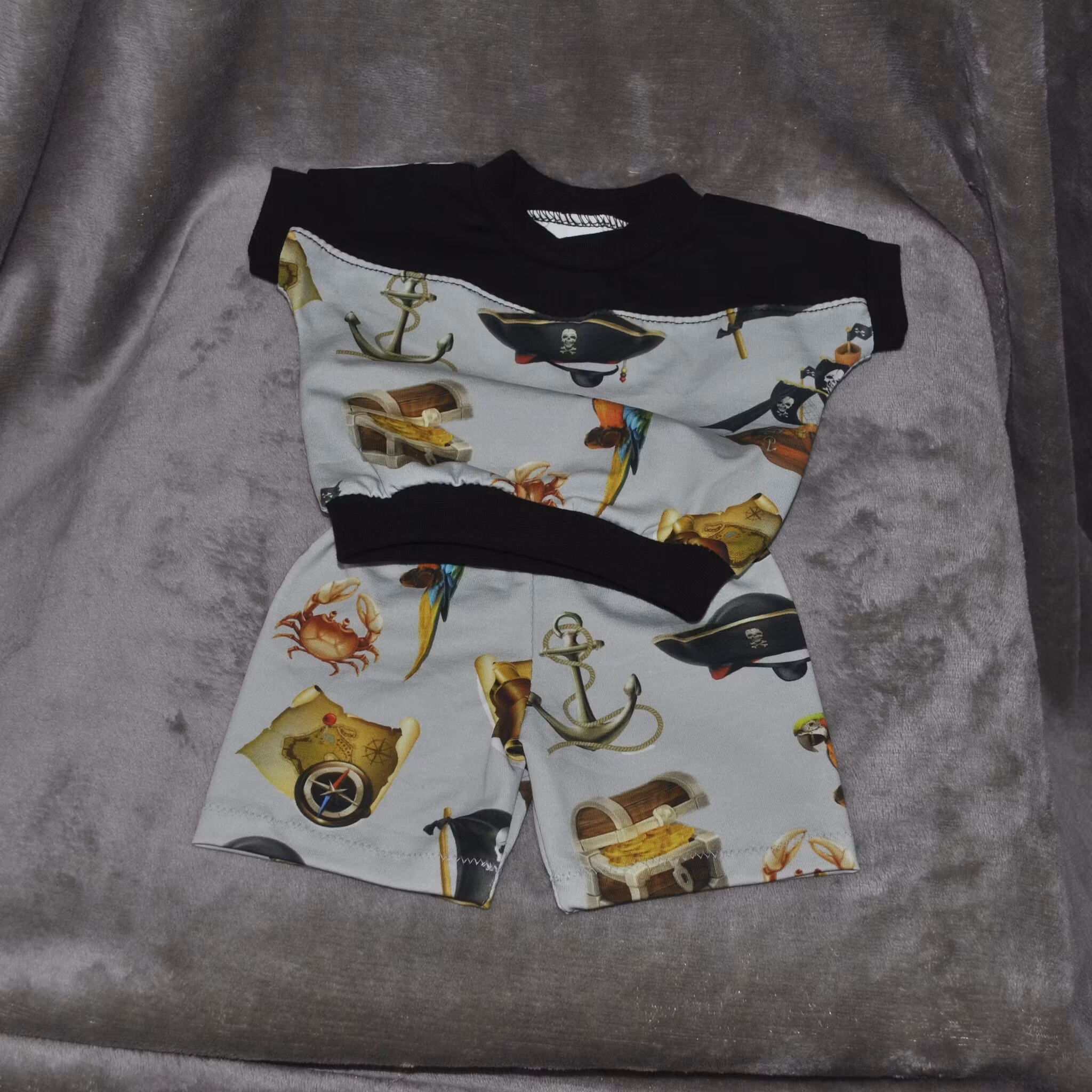 Dock - T-shirt med shorts m pirater stl 44-45 cm