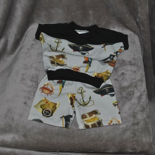 Dock - T-shirt med shorts m pirater stl 44-45 cm