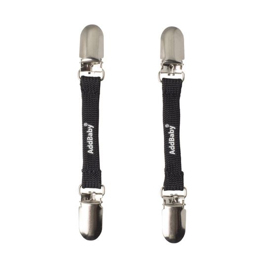 Smarta hållare från AddBaby med metallclips. För vantarna eller i vagnen för att sätta fast leksaker, filtar mm. 15 cm långa, svarta.