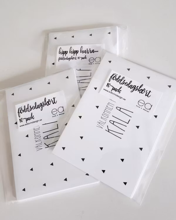 Födelsedags/inbjudningskorten ligger i 10-pack och finns med svart text. Kortens mått, 148×105 mm.