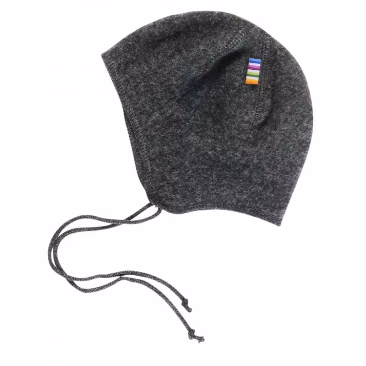 Hjälmmössa till de mindre med knytband i 100% mörkgrå merinoull.